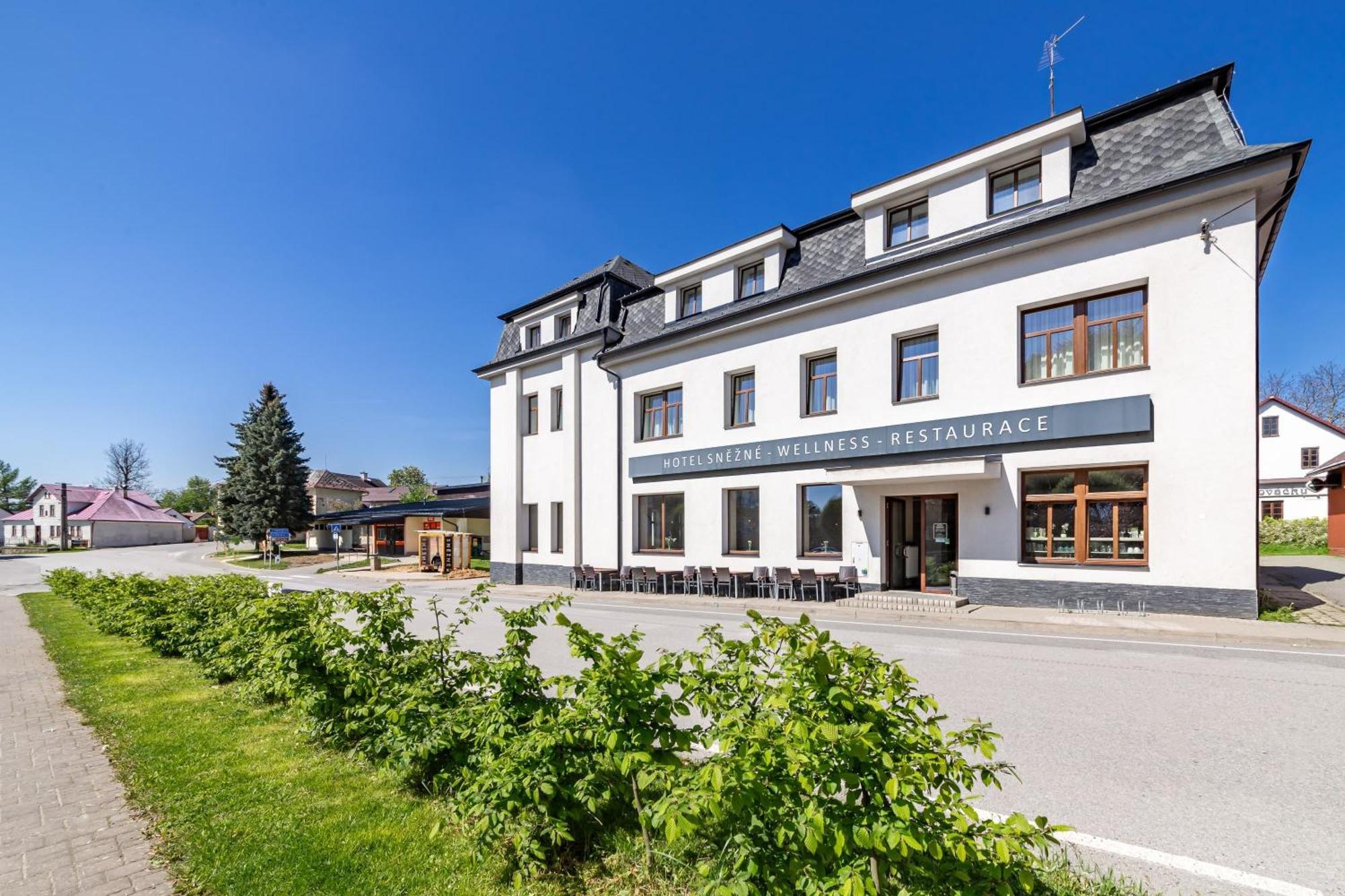 Hotel Snezne Snezne (Pardubice) Exterior foto